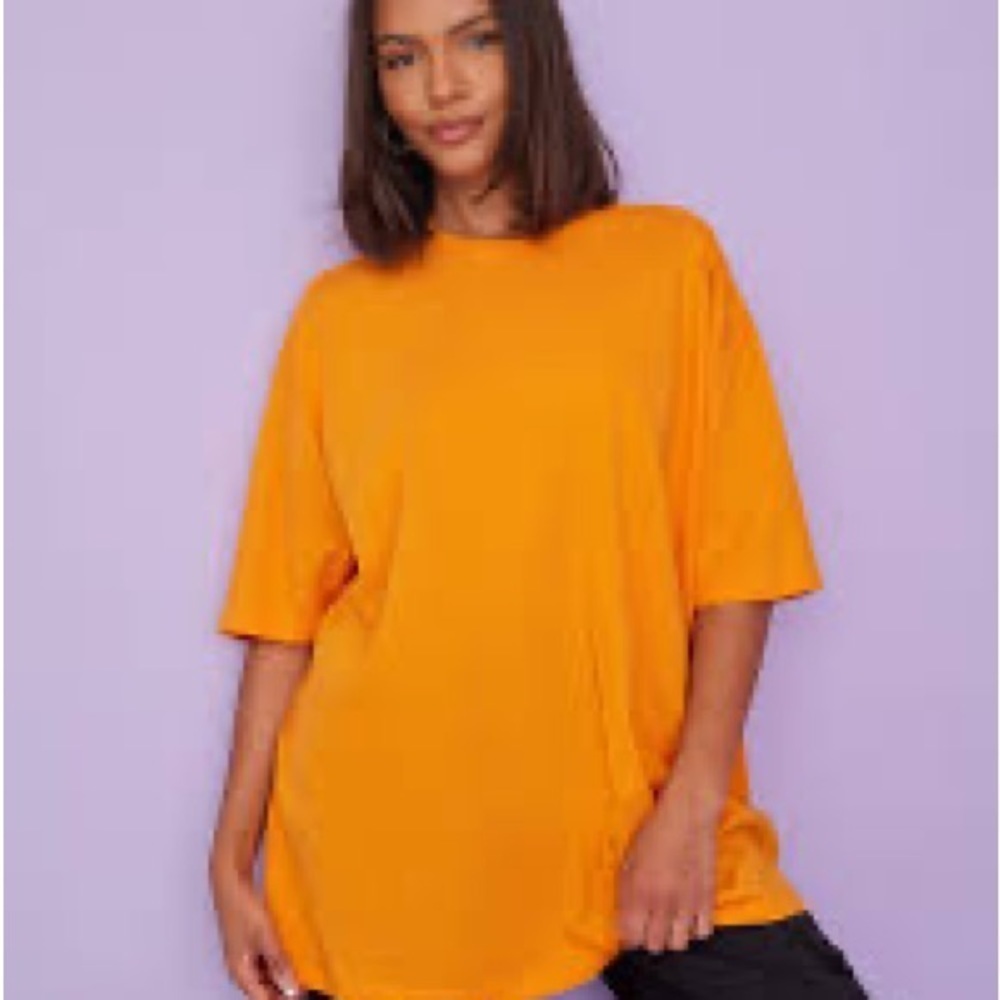 453- Nine Britton NWT Orange Short Sleeve Top with Cut Out in the Back